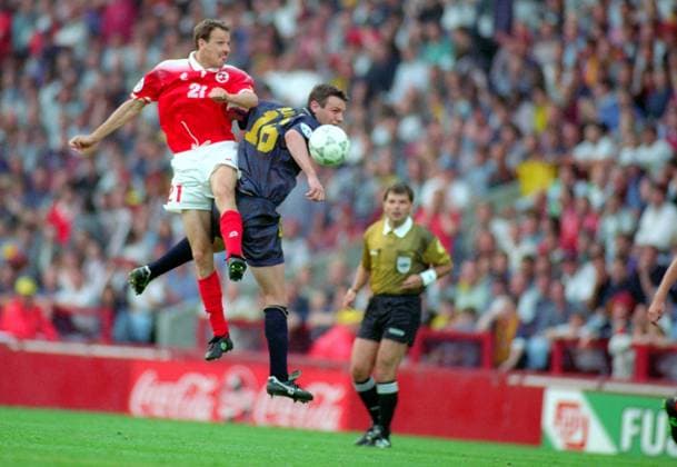 Christophe Bonvin (Schweiz, li.) gegen Craig Burley (Schottland) Fußball Länderspiel Herren EM 1996 Nationalmannschaft, Nationaltrikot Gruppe 1 Schottland - Schweiz 1:0, Vneg Gruppe Birmingham Dynamik, Höhe, Fußball Länderspiel Herren EM 1996 Nationalmannschaft, Nationaltrikot Gruppe 1 Schottland - Schweiz 1:0, Vneg Gruppe Birmingham Dynamik, Höhe,