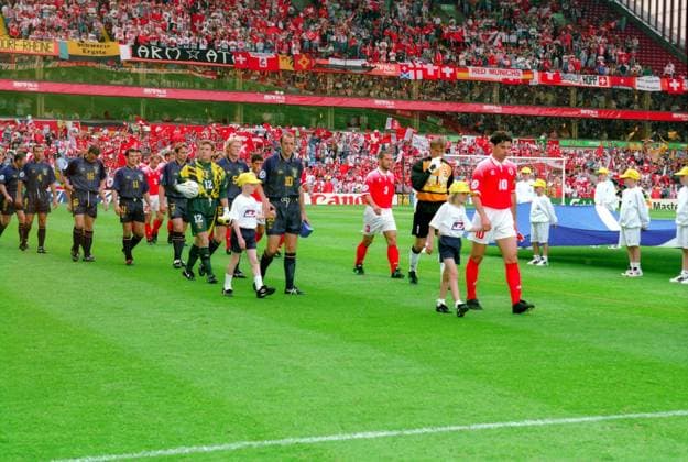 Die Kapitäne Ciriaco Sforza (Schweiz, re.) und Gary McAllister (Schottland) führen ihre Teams in den Villa Park zu Birmingham Fußball Länderspiel Herren EM 1996 Nationalmannschaft, Nationaltrikot Gruppe 1 Schottland - Schweiz 1:0, Vneg Totale VillaPark Birmingham Fußball Länderspiel Herren EM 1996 Nationalmannschaft, Nationaltrikot Gruppe 1 Schottland - Schweiz 1:0, Vneg Totale VillaPark Birmingham