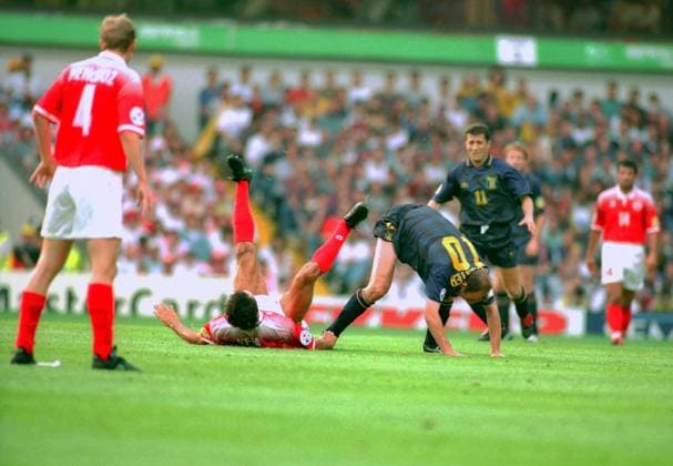 Gary McAllister (Schottland, re.) gegen Ramon Vega (Schweiz) Fußball Länderspiel Herren EM 1996 Nationalmannschaft, Nationaltrikot Gruppe 1 Schottland - Schweiz 1:0, Vneg Gruppe Birmingham Fußball Länderspiel Herren EM 1996 Nationalmannschaft, Nationaltrikot Gruppe 1 Schottland - Schweiz 1:0, Vneg Gruppe Birmingham