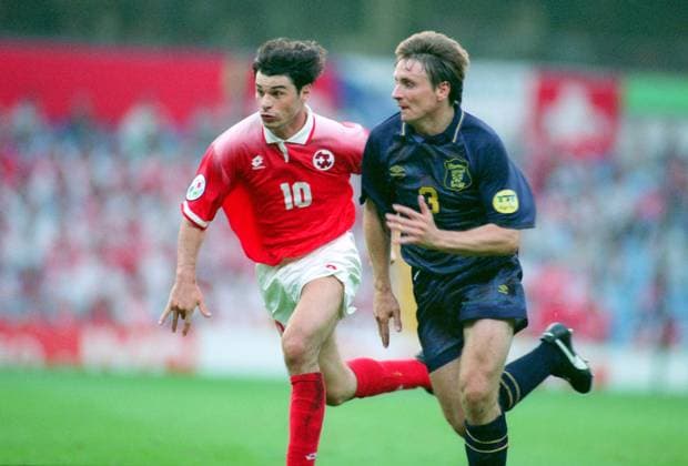 Tommy Boyd (Schottland, re.) gegen Ciriaco Sforza (Schweiz) Fußball Länderspiel Herren EM 1996 Nationalmannschaft, Nationaltrikot Gruppe 1 Schottland - Schweiz 1:0, Vneg Gruppe Birmingham Dynamik, Fußball Länderspiel Herren EM 1996 Nationalmannschaft, Nationaltrikot Gruppe 1 Schottland - Schweiz 1:0, Vneg Gruppe Birmingham Dynamik,