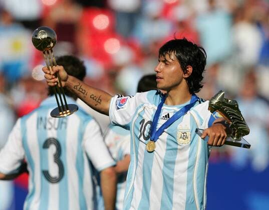 Sergio Aguero (Argentinien U20) mit dem goldenen Ball für den besten Spieler und dem goldenen Schuh für den besten Torschützen der FIFA U 20 WM 2007, als frisch gebackener Weltmeister trägt er natürlich auch die Goldmedaille Fußball Länderspiel Herren U 20 WM 2007, Junioren Nationalmannschaft Nationaltrikot Finale Endspiel Vdig Einzelbild Tattoo Medaille Medaillen Gold Goldmedaillen Toronto Fußballer Freude, Fußball Länderspiel Herren U 20 WM 2007, Junioren Nationalmannschaft Nationaltrikot Finale Endspiel Vdig Einzelbild Tattoo Medaille Medaillen Gold Goldmedaillen Toronto Fußballer Freude,