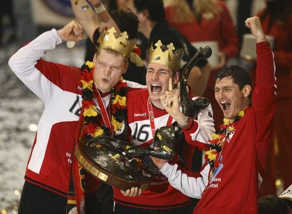 Deutschland ist Weltmeister 2007! Die Torhüter präsentieren die Trophäe, v.li.: Johannes Bitter, Carsten Lichtlein und Henning Fritz Handball WM Herren WM 2007, Länderspiel, Nationalteam, Finale, Endspiel, Siegerehrung, Podium, Podest, Nationaltrikot Gruppe Sieg, Sieger, Weltmeister, Köln, Jubel Freude, Begeisterung, Kameradschaft, Handball WM Herren WM 2007, Länderspiel, Nationalteam, Finale, Endspiel, Siegerehrung, Podium, Podest, Nationaltrikot Gruppe Sieg, Sieger, Weltmeister, Köln, Jubel Freude, Begeisterung, Kameradschaft,