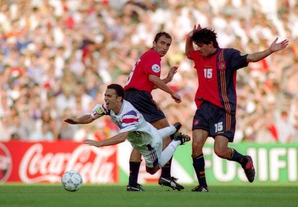Youri Djorkaeff (Frankreich, Mitte) kommt gegen Jose Luis Perez Caminero (re.) und Abelardo Fernandez (beide Spanien) zu Fall Fußball Länderspiel Herren EM 1996 Nationalmannschaft, Nationaltrikot, Gruppe 2 Frankreich - Spanien 1:1 Vneg Gruppe Leeds Dynamik, Fußball Länderspiel Herren EM 1996 Nationalmannschaft, Nationaltrikot, Gruppe 2 Frankreich - Spanien 1:1 Vneg Gruppe Leeds Dynamik,
