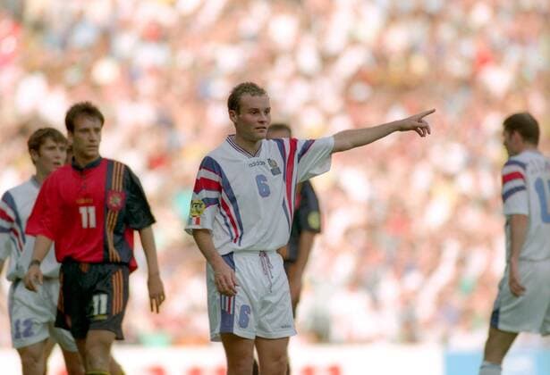 Vincent Guerin (Frankreich) gibt Anweisungen Fußball Länderspiel Herren EM 1996 Nationalmannschaft, Nationaltrikot, Gruppe 2 Frankreich - Spanien 1:1 Vneg Einzelbild Leeds Fußball Länderspiel Herren EM 1996 Nationalmannschaft, Nationaltrikot, Gruppe 2 Frankreich - Spanien 1:1 Vneg Einzelbild Leeds