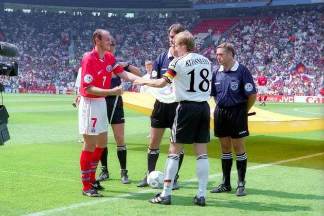 Viktor Onopko (Russland, li.) und Jürgen Klinsmann (Deutschland) - Wimpeltausch der Kapitän vor dem Schiedsrichtergespann mit Linienrichter Torben Siersen (re.) und FIFA Referee Kim Milton Nielsen (beide Dänemark, Mitte) Fußball Länderspiel Herren EM 1996 Nationalmannschaft, Nationaltrikot Gruppe 3 Deutschland - Russland 3:0, Vneg Gruppe Manchester Fußball Länderspiel Herren EM 1996 Nationalmannschaft, Nationaltrikot Gruppe 3 Deutschland - Russland 3:0, Vneg Gruppe Manchester