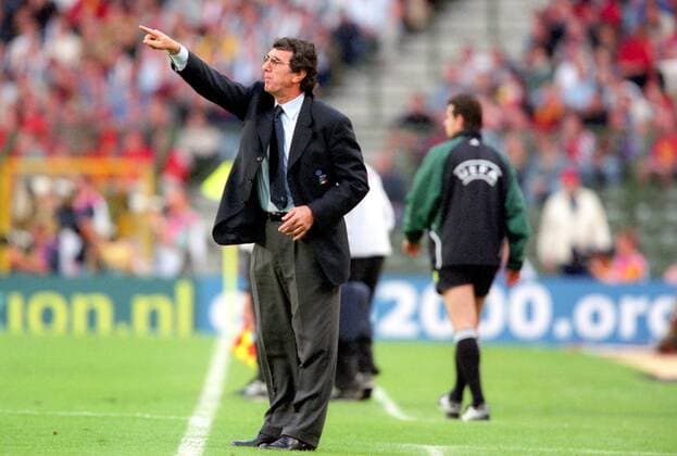 Nationaltrainer Dino Zoff (Italien) gibt Anweisungen am Spielfeldrand Fußball Länderspiel Herren EM 2000 Nationalmannschaft Gruppe 2 Vneg Einzelbild Brüssel Fußball Länderspiel Herren EM 2000 Nationalmannschaft Gruppe 2 Vneg Einzelbild Brüssel