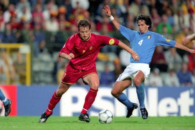 Marc Wilmots (Belgien, li.) gegen Demetrio Albertini (Italien) Fußball Länderspiel Herren EM 2000 Nationalmannschaft, Nationaltrikot Gruppe 2 Italien - Belgien 2:0 Vneg Gruppe Brüssel Dynamik, Fußball Länderspiel Herren EM 2000 Nationalmannschaft, Nationaltrikot Gruppe 2 Italien - Belgien 2:0 Vneg Gruppe Brüssel Dynamik,