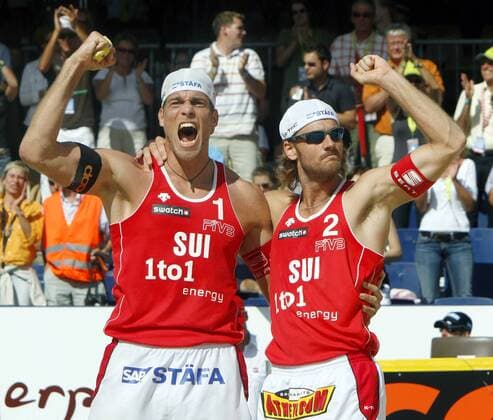 Sascha Heyer (li.) und Patrick Heuscher (Schweiz) jubeln lautstark Beachvolleyball WM Herren Beach WM 2007 Gruppe Gstaad Freude, Begeisterung, Beachvolleyball WM Herren Beach WM 2007 Gruppe Gstaad Freude, Begeisterung,