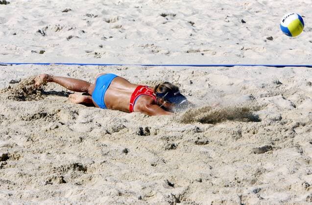 Okka Rau (Deutschland) hechtet nach dem Ball Beachvolleyball WM Damen Beach WM 2007 Einzelbild Gstaad Dynamik, Beachvolleyball WM Damen Beach WM 2007 Einzelbild Gstaad Dynamik,