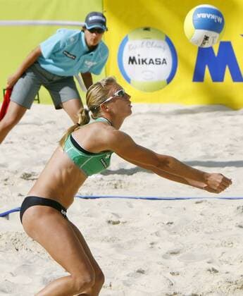 Hella Jurich (Deutschland) fixiert den Ball Beachvolleyball WM Damen Beach WM 2007 Einzelbild Gstaad Beachvolleyball WM Damen Beach WM 2007 Einzelbild Gstaad