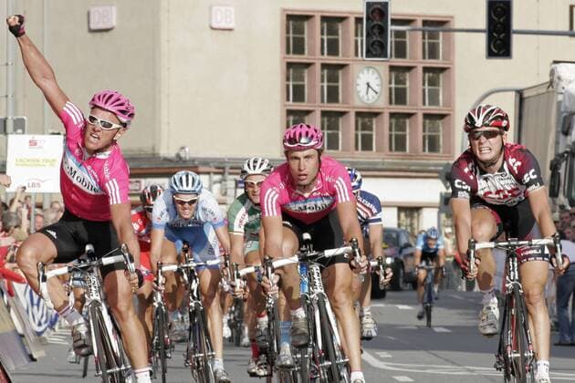 Eric Baumann (li.) gewinnt die 3. Etappe der Sachsen Tour 2007 vor Thomas Ziegler (beide Deutschland beide T Mobile, Mitte) und Matti Breschel (Dänemark CSC) Radsport Herren SachsenTour 2007, Sachsen Tour, Straßenradsport, Straße, Rad, Gruppe 3. Etappe: Eibenstock - Meissen Freude, Begeisterung, Radsport Herren SachsenTour 2007, Sachsen Tour, Straßenradsport, Straße, Rad, Gruppe 3. Etappe: Eibenstock - Meissen Freude, Begeisterung,