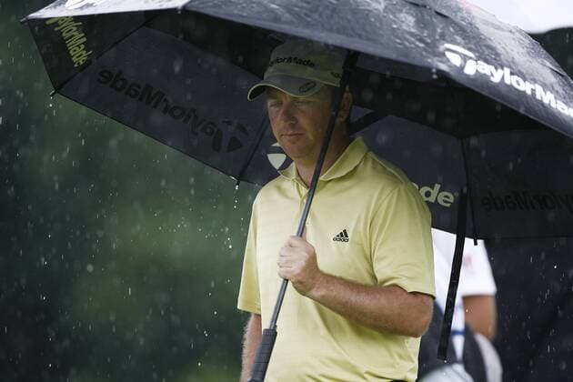 Ian Garbutt (England) schützt sich mit einem Schirm vor dem heftigen Regen Golf Herren The Deutsche Bank Players Championship of Europe 2007, European PGA Tour, Player s Einzelbild Gut Kaden Hamburg Alveslohe Golf Herren The Deutsche Bank Players Championship of Europe 2007, European PGA Tour, Player s Einzelbild Gut Kaden Hamburg Alveslohe