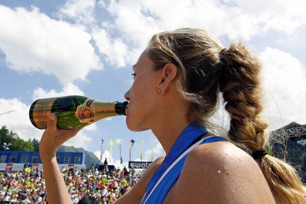 Kerrie Walsh (USA) - Weltmeisterin bei der Swatch FIVB WM 2007 in Gstaad - gönnt sich einen Schluck Champagner Beachvolleyball WM Damen Swatch FIVB WM 2007, Beach Einzelbild Gstaad Freude, Beachvolleyball WM Damen Swatch FIVB WM 2007, Beach Einzelbild Gstaad Freude,