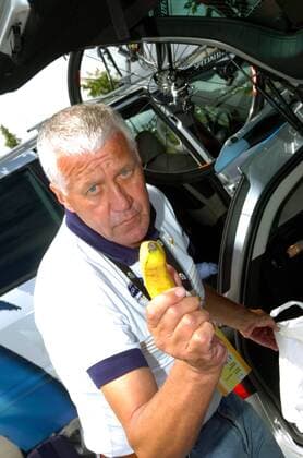 Teamchef Patrick Lefevere (Belgien Quick Step Innergetic) macht eine Banane zum Mikrofon -  Radsport Herren Tour de France 2007, ProTour, Straßenradsport, Straße, Rad, Zeitfahren, Einzelzeitfahren Einzelbild 19. Etappe: Cognac - Angouleme Komik, Radsport Herren Tour de France 2007, ProTour, Straßenradsport, Straße, Rad, Zeitfahren, Einzelzeitfahren Einzelbild 19. Etappe: Cognac - Angouleme Komik,