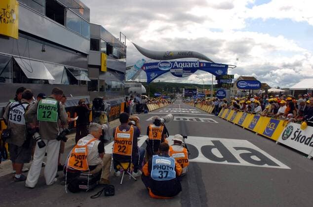 Fotografen hoffen bei der Zielankunft auf gute Tour de France Bilder -  Radsport Herren Tour de France 2007, ProTour, Straßenradsport, Straße, Rad, Zeitfahren, Einzelzeitfahren Totale o0 Frankreich 19. Etappe: Cognac - Angouleme Radsport Herren Tour de France 2007, ProTour, Straßenradsport, Straße, Rad, Zeitfahren, Einzelzeitfahren Totale o0 Frankreich 19. Etappe: Cognac - Angouleme