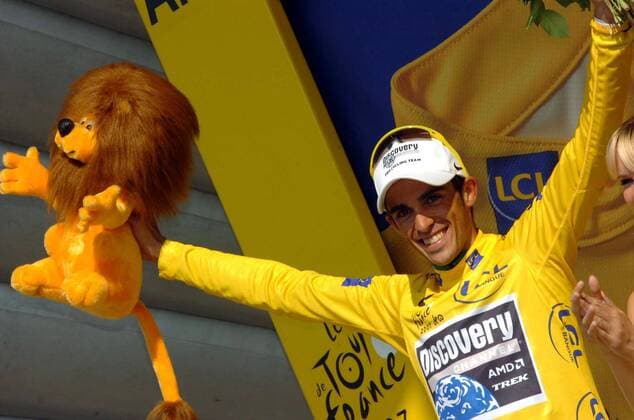 Alberto Contador (Spanien Discovery Channel) im gelben Trikot während der Siegerehrung bei der 19. Etappe der Tour de France 2007 -  Radsport Herren Tour de France 2007, ProTour, Straßenradsport, Straße, Rad, Zeitfahren, Einzelzeitfahren Einzelbild 19. Etappe: Cognac - Angouleme Freude, Radsport Herren Tour de France 2007, ProTour, Straßenradsport, Straße, Rad, Zeitfahren, Einzelzeitfahren Einzelbild 19. Etappe: Cognac - Angouleme Freude,