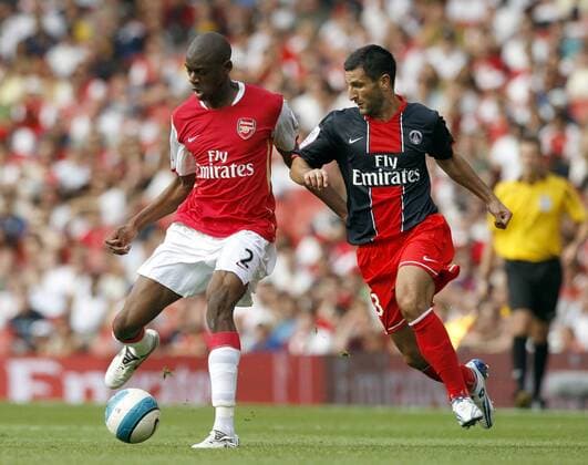 Vassiriki Abou Diaby (Arsenal, li.) gegen Pierre Alain Frau (Paris St. Germain) - EDITORIAL USE ONLY. No use with unauthorised audio, video, data, fixture lists, club league logos or live services. Online in-match use limited to 120 images, no video emulation. No use in betting, games or single club league player publications. Fußball Herren Saison 2007 2008, Test, Testspiel, Vorbereitung, Saisonvorbereitung Gruppe o0 Emirates Cup London Dynamik, Fußball Herren Saison 2007 2008, Test, Testspiel, Vorbereitung, Saisonvorbereitung Gruppe o0 Emirates Cup London Dynamik,