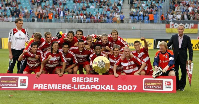 Bayern - Ligapokalsieger 2007, v.li.: Co Michael Henke, Jose Ernesto Sosa, Torwart Michael Rensing, Philipp Lahm, Martin Demichelis, Julio dos Santos, Daniel van Buyten, Hamit Altintop, Lucio, Andreas Ottl, Ze Roberto, Marcell Jansen, Miroslav Klose, ... Fußball 1. BL Herren Ligapokal 2007 2008, Liga Pokal, Ligacup, Cup, Finale, Endspiel, FC Bayern München Totale Marcel, Aufmacher Leipzig Freude, Begeisterung, Fußball 1. BL Herren Ligapokal 2007 2008, Liga Pokal, Ligacup, Cup, Finale, Endspiel, FC Bayern München Totale Marcel, Aufmacher Leipzig Freude, Begeisterung,
