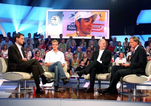 Gesprächsrunde im aktuellen Sportstudio, v. re.: ZDF Moderator Wolf Dieter Poschmann, BDR Präsident Rudolf Scharping, Jörg Jaksche (beide Deutschland), ZDF Reporter Hermann Valkyser, auf der Leinwand Alberto Contador (Spanien Discovery Channel) Radsport Herren Das aktuelle Sportstudio 2007, Sendung, Fernsehsendung, Sportsendung, ZDF, Bund deutscher Radfahrer Gruppe Leinwand, Bildschirm, Großleinwand Mainz, Doping, Dopingverdacht, Dopingvergehen Radsport Herren Das aktuelle Sportstudio 2007, Sendung, Fernsehsendung, Sportsendung, ZDF, Bund deutscher Radfahrer Gruppe Leinwand, Bildschirm, Großleinwand Mainz, Doping, Dopingverdacht, Dopingvergehen