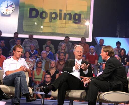 Gesprächsrunde im aktuellen Sportstudio, v. re.: ZDF Moderator Wolf Dieter Poschmann, BDR Präsident Rudolf Scharping, Jörg Jaksche, auf der Leinwand das Thema: Doping, und es ist bereits nach Zwölf Radsport Herren Das aktuelle Sportstudio 2007, Sendung, Fernsehsendung, Sportsendung, ZDF Gruppe Schriftzug, Doping Mainz Radsport Herren Das aktuelle Sportstudio 2007, Sendung, Fernsehsendung, Sportsendung, ZDF Gruppe Schriftzug, Doping Mainz