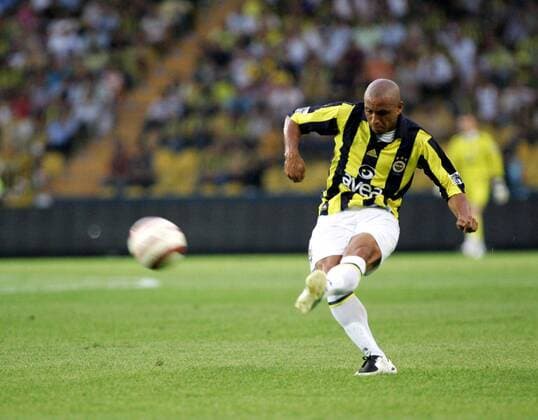 Roberto Carlos (Fenerbahce) am Ball -  Fußball Herren Süper Lig 2007 2008, 1. Türkische Liga, Test, Testspiel, Fenerbahce Istanbul Einzelbild Istanbul Dynamik, Fußball Herren Süper Lig 2007 2008, 1. Türkische Liga, Test, Testspiel, Fenerbahce Istanbul Einzelbild Istanbul Dynamik,