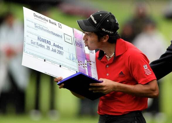 Andres Romero (Argentinien, Mitte) - Sieger der Deutsche Bank Players Championship of Europe 2007 - küsst seinen überdimensionalen Siegerscheck Golf Herren Deutsche Bank Players Championship of Europe 2007, Player s, European PGA Tour Einzelbild Gut Kaden Hamburg Alveslohe Freude, Golf Herren Deutsche Bank Players Championship of Europe 2007, Player s, European PGA Tour Einzelbild Gut Kaden Hamburg Alveslohe Freude,