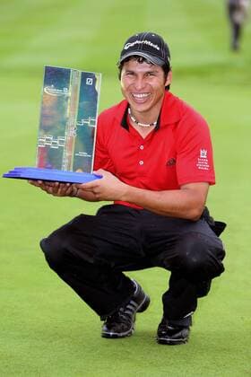 Andres Romero (Argentinien) - Sieger der Deutsche Bank Players Championship of Europe 2007 - präsentiert stolz die Trophäe Golf Herren Deutsche Bank Players Championship of Europe 2007, Player s, European PGA Tour Einzelbild Gut Kaden Hamburg Alveslohe Freude, Begeisterung, Golf Herren Deutsche Bank Players Championship of Europe 2007, Player s, European PGA Tour Einzelbild Gut Kaden Hamburg Alveslohe Freude, Begeisterung,