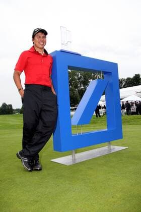 Andres Romero (Argentinien) - Sieger der Deutsche Bank Players Championship of Europe 2007 - neben dem Firmenlogo der Deutschen Bank Golf Herren Deutsche Bank Players Championship of Europe 2007, Player s, European PGA Tour Einzelbild Gut Kaden Hamburg Alveslohe Freude, Golf Herren Deutsche Bank Players Championship of Europe 2007, Player s, European PGA Tour Einzelbild Gut Kaden Hamburg Alveslohe Freude,