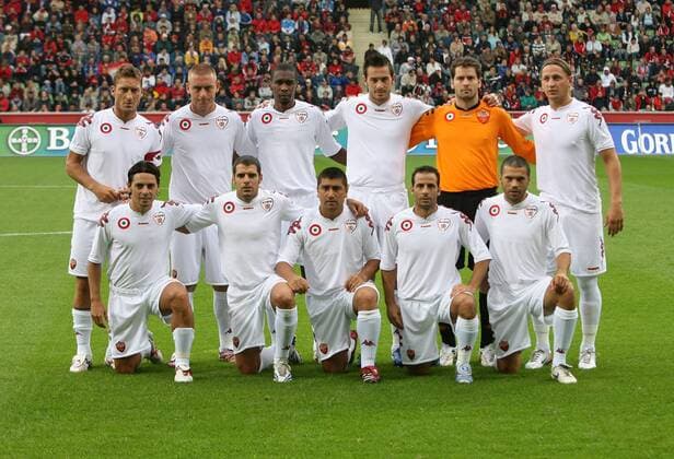 Mannschaftsbild AS Rom, hi.v.li.: Francesco Totti, Daniele de Rossi, Juan, Marco Cassetti, Torwart Julio Sergio Bertagnoli, Philippe Mexes; Vorn: Mauro Esposito, Simone Perrotta, David Pizarro, Ludovic Giuly und Max Tonetto - Fußball Herren Serie A 2007 2008, 1. Italienische Liga, Test, Testspiel, Vorbereitung, Saisonvorbereitung, AS Rom, Totale Leverkusen Fußball Herren Serie A 2007 2008, 1. Italienische Liga, Test, Testspiel, Vorbereitung, Saisonvorbereitung, AS Rom, Totale Leverkusen