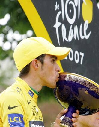 Alberto Contador (Spanien Discovery Channel) - Gesamtsieger der Tour de France 2007 - küsst den Pokal Radsport Herren Tour de France 2007, ProTour, Straßenradsport, Straße, Rad Einzelbild 20. Etappe: Marcoussis - Paris Radsport Herren Tour de France 2007, ProTour, Straßenradsport, Straße, Rad Einzelbild 20. Etappe: Marcoussis - Paris