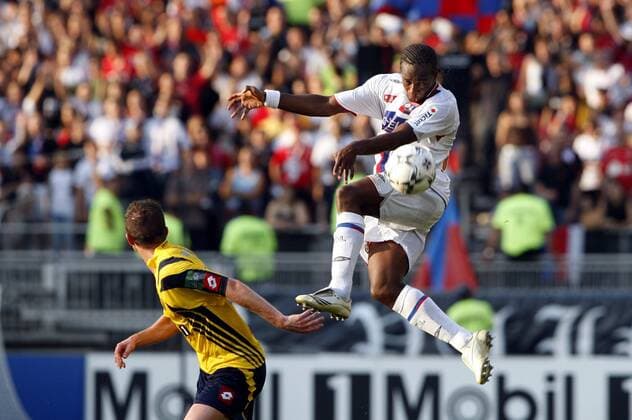 Sidney Govou (Lyon, re.) gegen Stephane Pichot (Sochaux) -  (pan21460) Fußball Herren Trophee des Champions 2007, Französischer Supercup, Olympique Lyon - FC Sochaux Montbeliard 2:1 Gruppe 2008 Lyon Dynamik, Fußball Herren Trophee des Champions 2007, Französischer Supercup, Olympique Lyon - FC Sochaux Montbeliard 2:1 Gruppe 2008 Lyon Dynamik,  
