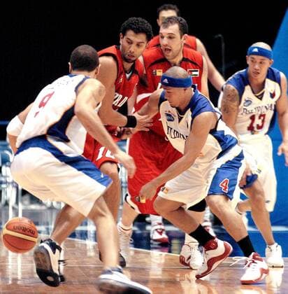 Basketballer von den Philippinen (weiß) im Duell gegen Jordanien - Basketball Länderspiel Herren Asienmeisterschaft 2007, Asian Cup, Asia, Asiacup, Asiencup, Asien Gruppe Tokushima Dynamik, Basketball Länderspiel Herren Asienmeisterschaft 2007, Asian Cup, Asia, Asiacup, Asiencup, Asien Gruppe Tokushima Dynamik,