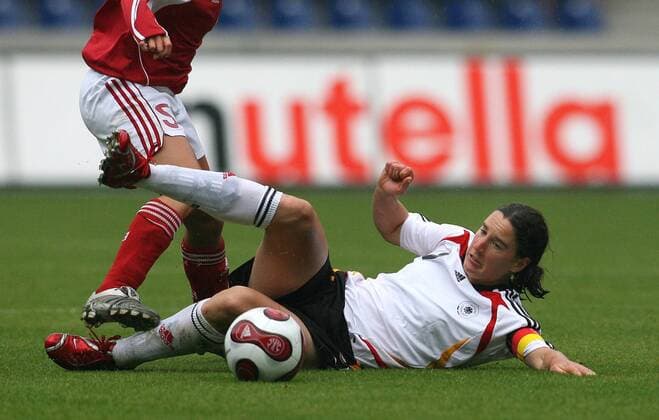 Birgit Prinz (Deutschland) am Boden Fußball Länderspiel Damen Nationalteam 2007, Nationaltrikot, Testspiel, Test, Frauen, Frauenfußball, Freundschaftsspiel Gruppe Magdeburg Fußball Länderspiel Damen Nationalteam 2007, Nationaltrikot, Testspiel, Test, Frauen, Frauenfußball, Freundschaftsspiel Gruppe Magdeburg