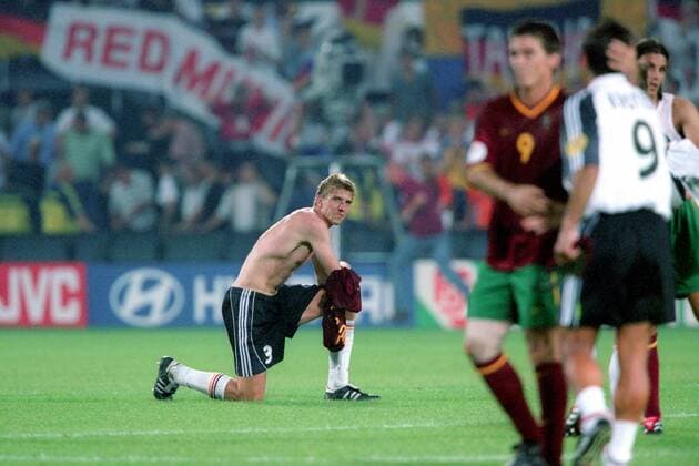 Marko Rehmer (Deutschland, hi.li.) kniet nach dem Trikottausch enttäuscht am Boden Fußball Länderspiel Herren EM 2000, Nationalmannschaft, Nationaltrikot, Gruppe A, Portugal - Deutschland 3:0 Gruppe Rotterdam Enttäuschung, Fußball Länderspiel Herren EM 2000, Nationalmannschaft, Nationaltrikot, Gruppe A, Portugal - Deutschland 3:0 Gruppe Rotterdam Enttäuschung,