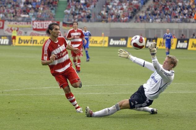 Hamit Altintop (Bayern, li.) gegen Torwart Manuel Neuer (Schalke) Fußball 1. BL Herren Ligapokal 2007 2008, Liga Pokal, Ligacup, Cup, Finale Gruppe 2008 Leipzig Dynamik, Fußball 1. BL Herren Ligapokal 2007 2008, Liga Pokal, Ligacup, Cup, Finale Gruppe 2008 Leipzig Dynamik,