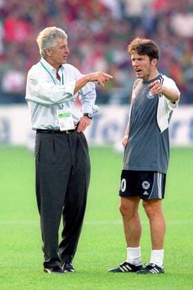 Bundestrainer Erich Ribbeck (li.) im Gespräch mit Lothar Matthäus (beide Deutschland) Fußball Länderspiel Herren EM 2000, Nationalmannschaft, Gruppe A Gruppe Rotterdam Fußball Länderspiel Herren EM 2000, Nationalmannschaft, Gruppe A Gruppe Rotterdam