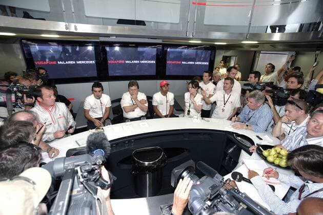 Pressekonferenz von McLaren Mercedes, u.a. mit Fernando Alonso (Spanien, 2.v.li.), Motorsportchef Norbert Haug (Deutschland, Mitte) und Lewis Hamilton (England) Motorsport Grand Prix Herren Großer Preis von Ungarn 2007, Formel 1 Weltmeisterschaft, F1, F, GP, WM, Totale Hungaroring Budapest Motorsport Grand Prix Herren Großer Preis von Ungarn 2007, Formel 1 Weltmeisterschaft, F1, F, GP, WM, Totale Hungaroring Budapest