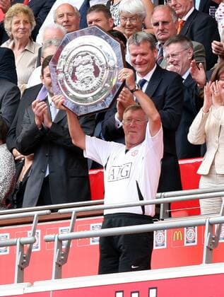 Trainer Sir Alex Ferguson (Manchester United) präsentiert die Schale für den Sieg im Community Shield 2007 - Fußball Herren Community Shield 2007, englischer Supercup, English Premier League, 1. englische Liga, ManU Einzelbild 2008 London Freude, Fußball Herren Community Shield 2007, englischer Supercup, English Premier League, 1. englische Liga, ManU Einzelbild 2008 London Freude,