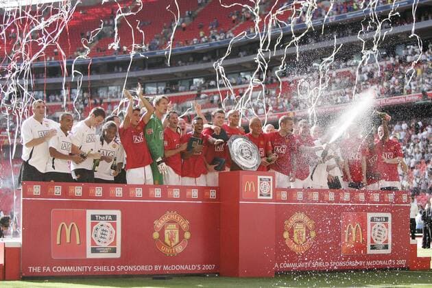 Manchester United, Sieger im Community Shield 2007 - Fußball Herren Community Shield 2007, englischer Supercup, English Premier League, 1. englische Liga, ManU Totale McDonald s, McDonalds, Logo, Emblem 2008 London, Pokal, Trophäe, Schale Freude, Begeisterung, Fußball Herren Community Shield 2007, englischer Supercup, English Premier League, 1. englische Liga, ManU Totale McDonald s, McDonalds, Logo, Emblem 2008 London, Pokal, Trophäe, Schale Freude, Begeisterung,