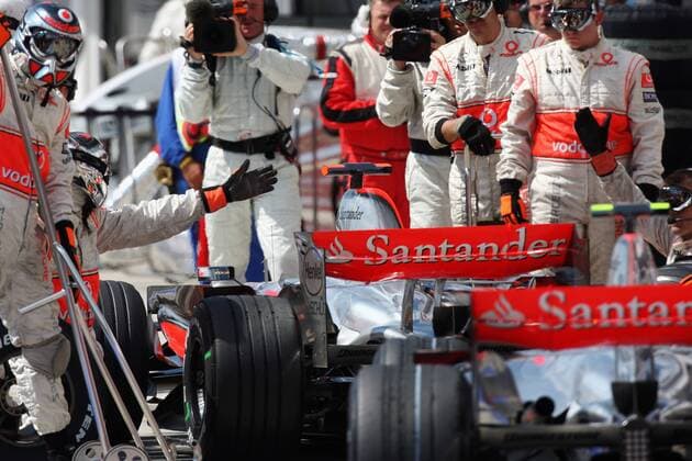 Fernando Alonso (Spanien, hi.) verzögert den Boxenstopp und behindert damit seinen Teamkollegen Lewis Hamilton (England beide McLaren Mercedes) -  Motorsport Grand Prix Herren Großer Preis von Ungarn 2007, Formel 1 Weltmeisterschaft, F1, F, GP, WM, Qualifying Gruppe Budapest Spannung Motorsport Grand Prix Herren Großer Preis von Ungarn 2007, Formel 1 Weltmeisterschaft, F1, F, GP, WM, Qualifying Gruppe Budapest Spannung
