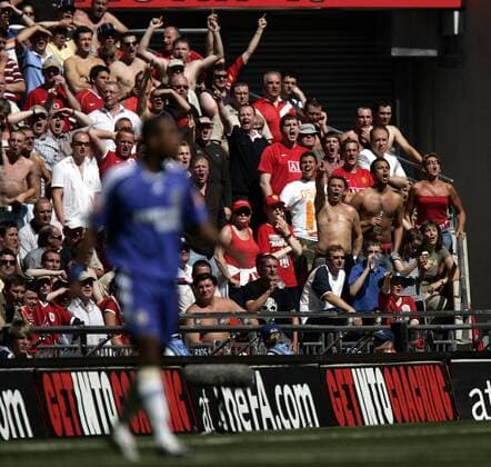 Manchester United Fans beschimpfen Ashley Cole (Chelsea) - Fußball Herren Community Shield 2007, englischer Supercup, Charity, English Premier League, 1. Englische Liga, Totale o0 Hass Fanhass 2008 London Wut, Fußball Herren Community Shield 2007, englischer Supercup, Charity, English Premier League, 1. Englische Liga, Totale o0 Hass Fanhass 2008 London Wut,