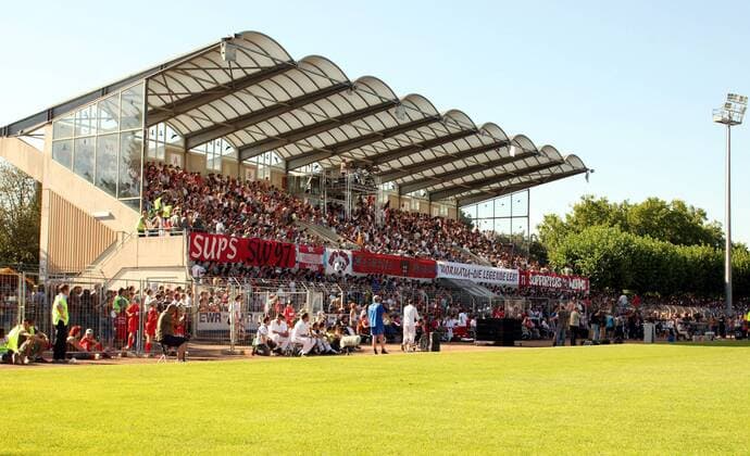 Fußball, Stadiongeschichte Wormatia Worms Ausverkaufte Tribüne des Wormatia Stadions anlässlich des DFB Pokalspiels von VfR Wormatia Worms Fußball Herren DFB Pokal 2007 2008, Pokalspiel, VfR Wormatia Worms 08 Totale Worms Fußball Herren DFB Pokal 2007 2008, Pokalspiel, VfR Wormatia Worms 08 Totale Worms