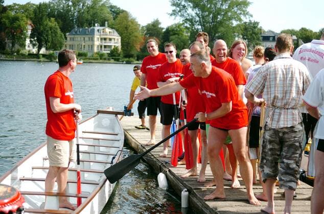 Präsident Dirk Zingler (re.) reicht Sportdirektor Christian Beeck (beide 1. FC Union Berlin) anlässlich des 5. Union Drachenboot Fun Cups 2007 die Hand, doch dieser ziert sich noch ein Weilchen Fußball Herren 5. Union Drachenboot Fun Cup 2007, Drachenbootrennen Gruppe Berlin Freude, Fußball Herren 5. Union Drachenboot Fun Cup 2007, Drachenbootrennen Gruppe Berlin Freude,