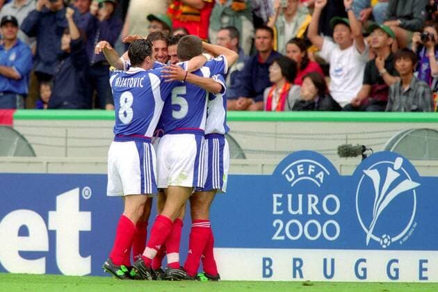 Torjubel Jugoslawien Fußball Länderspiel Herren EM 2000, Nationalmannschaft, Nationaltrikot, Gruppe C Gruppe Brügge, Brugge Freude, Begeisterung, Fußball Länderspiel Herren EM 2000, Nationalmannschaft, Nationaltrikot, Gruppe C Gruppe Brügge, Brugge Freude, Begeisterung,
