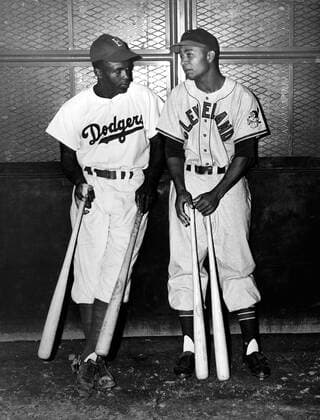Jackie Robinson (Brooklyn Dodgers, li.) im Gespräch mit Larry Doby (Cleveland Indians) - (Icon8000246) Baseball Herren MLB 1950, Major League, Brooklyn Dodgers - Cleveland Indians Gruppe New York, NY, N Y Baseball Herren MLB 1950, Major League, Brooklyn Dodgers - Cleveland Indians Gruppe New York, NY, N Y EDITORIAL USE ONLY