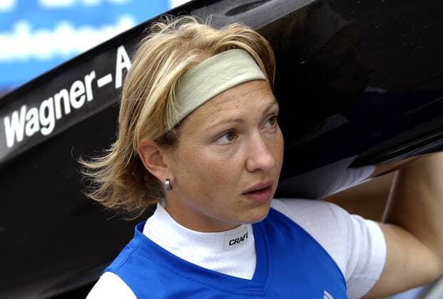 Katrin Wagner Augustin (Deutschland) trägt ihr Kajak Kanu WM Damen Vorschau Kanu WM 2007, Kanusport, Nationalmannschaft, Porträt K1 Duisburg Kanu WM Damen Vorschau Kanu WM 2007, Kanusport, Nationalmannschaft, Porträt K1 Duisburg