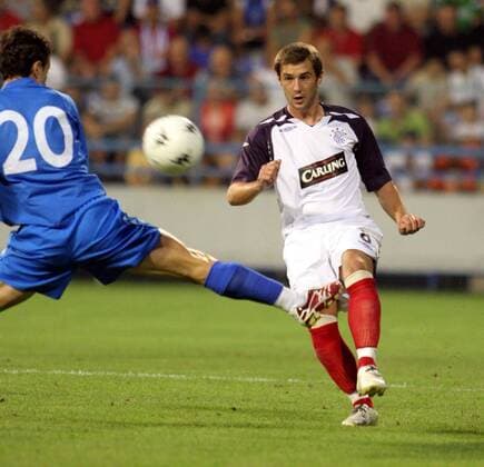 Kevin Thomson (Glasgow Rangers, re.) gegen Janko Tumbasevic (Zeta Golubovci) -  Fußball EC 1 Herren Champions League Qualifikation 2007 2008, FK Zeta Golubovci - Glasgow Rangers 0:1, Vdig Gruppe Podgorica Dynamik, Fußball EC 1 Herren Champions League Qualifikation 2007 2008, FK Zeta Golubovci - Glasgow Rangers 0:1, Vdig Gruppe Podgorica Dynamik,