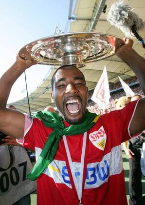 Deutscher Meister 2007 VfB Stuttgart - Cacau mit Meisterschale auf der Ehrenrunde Fußball 1. BL Herren Saison 2006 2007, VfB Stuttgart Deutscher Meister Deutsche Meisterschaft Vdig Einzelbild Stuttgart Freude, Begeisterung, Fußball 1. BL Herren Saison 2006 2007, VfB Stuttgart Deutscher Meister Deutsche Meisterschaft Vdig Einzelbild Stuttgart Freude, Begeisterung,
