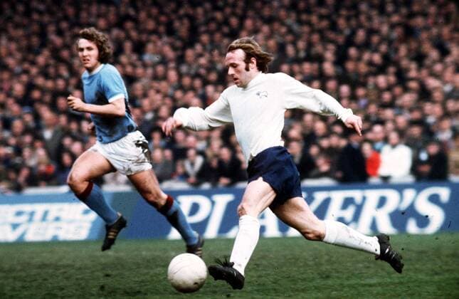 Archie Gemmill (Derby County, re.) am Ball, daneben Tony Towers (Manchester City) -  Fußball Herren English Football League First Division 1971 1972, One, 1. Englische Liga Gruppe Manchester Dynamik, Fußball Herren English Football League First Division 1971 1972, One, 1. Englische Liga Gruppe Manchester Dynamik,