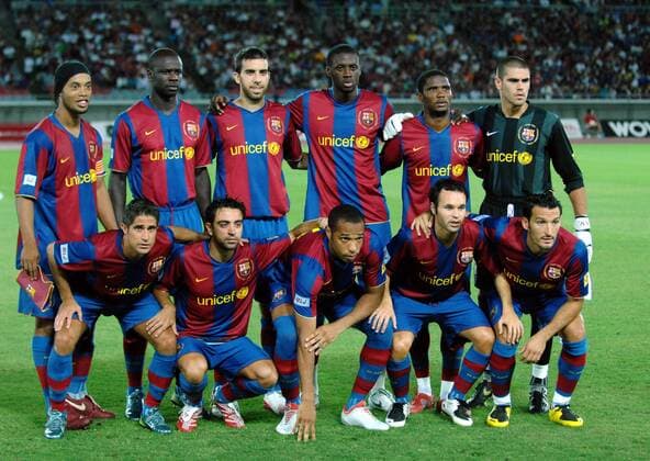 Mannschaftsbild FC Barcelona, hi.v.li. Ronaldinho, Lilian Thuram, Oleguer Presas Renom, Yaya Toure, Samuel Etoo, Torwart Victor Valdes; vorn: Sylvinho, Xavi, Thierry Henry, Andres Iniesta und ... - (2007080810001449) Fußball Herren Saisonvorbereitung 2007 2008, Vorbereitung, Testspiel, Test, FC Barcelona, Barca Totale Yokohama Fußball Herren Saisonvorbereitung 2007 2008, Vorbereitung, Testspiel, Test, FC Barcelona, Barca Totale Yokohama